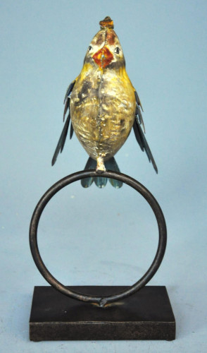 Oiseau en fer forgé design sur un anneau