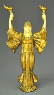 Statue de femme et torchères