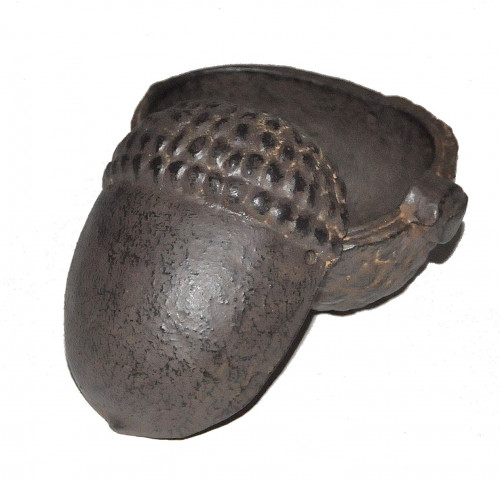 Range cle Gland en fonte couleur rouille
