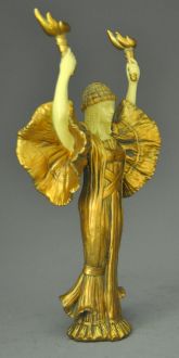 Statue de femme et torchères