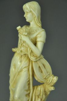 Statuette femme Muse de l'Eté
