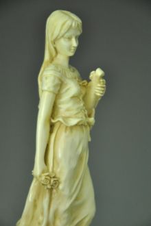Statuette femme Muse de l'Eté