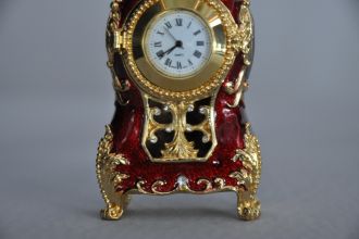 Pendule rouge style Louis XV