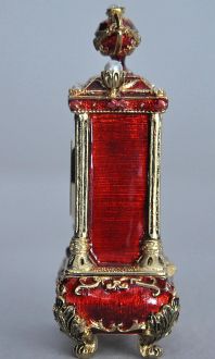 Pendule rouge style Louis XV