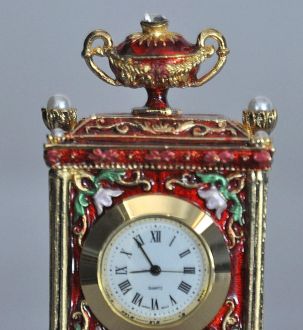 Pendule rouge style Louis XV