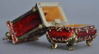 Pendule rouge style Louis XV