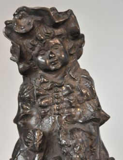 Jeune fille en bronze au chapeau