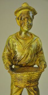 Marin en bronze avec son panier