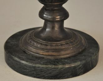 Urne en bronze et socle en marbre