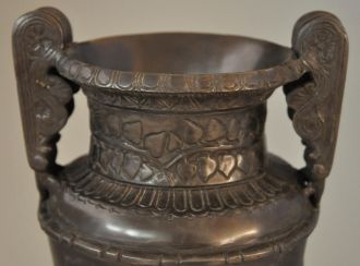 Urne en bronze et socle en marbre