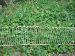 Bordure de gazon patiné vert rouillé