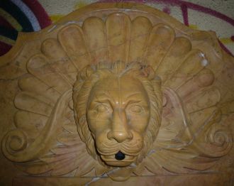 Fontaine Marbre a tete de lion et coquille