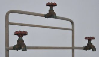 Porte-parapluie tuyaux et robinets fer forge