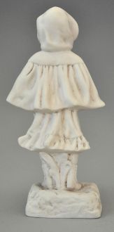 statue fillette en biscuit