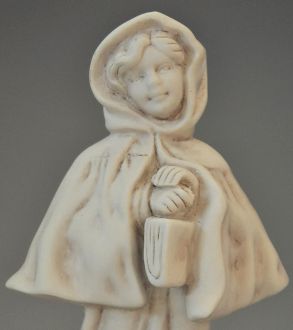 statue fillette en biscuit
