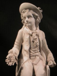 Statue porcelaine Gentilhomme en biscuit