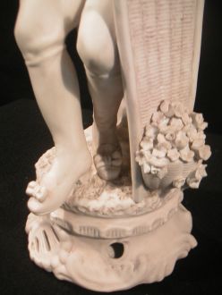 Statue porcelaine Gentilhomme en biscuit
