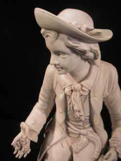 Statue porcelaine Gentilhomme en biscuit