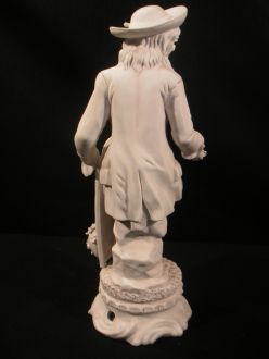 Statue porcelaine Gentilhomme en biscuit