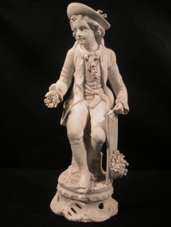 Statue porcelaine Gentilhomme en biscuit