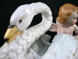 Cygne porcelaine avec angelot