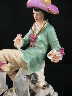 Gentilhomme en porcelaine et chien