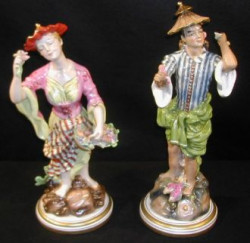 Paire de personnages en porcelaine