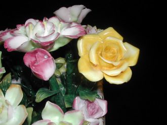 Vase carré avec fleurs