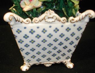 Vase carré avec fleurs