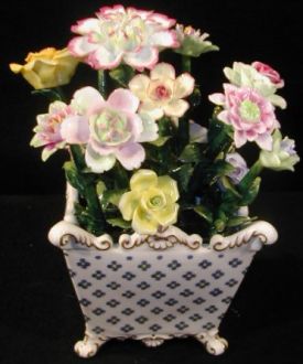 Vase carré avec fleurs