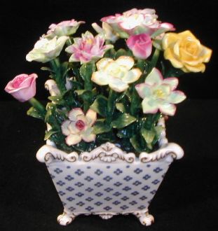 Vase carré avec fleurs