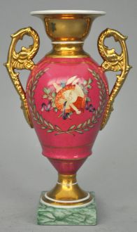 Vase médicis en porcelaine rose et dore