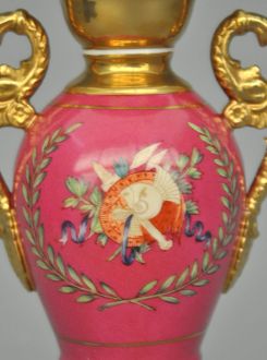 Vase médicis en porcelaine rose et dore