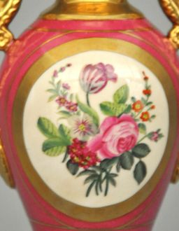 Vase médicis en porcelaine rose et dore