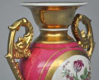 Vase médicis en porcelaine rose et dore