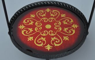 Serviteurs fer forge rouges