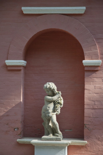 Angelot en pierre reconstituée portant une grappe de raisin - Hauteur 90 cm