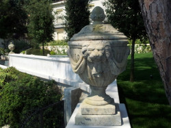 Urne drapée en pierre reconstituée - Hauteur 85 cm