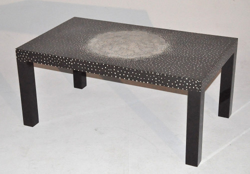 Table Basse design laque noire et coquille d'oeuf